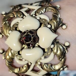 Vtg Satellite Gold Tone Cuff Bracelet Chain Closure Ivory Hearts Red Crystals